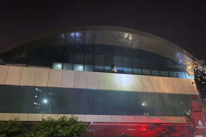 Zeytinburnu'ndaki teknoloji mağazası alev alev yandı