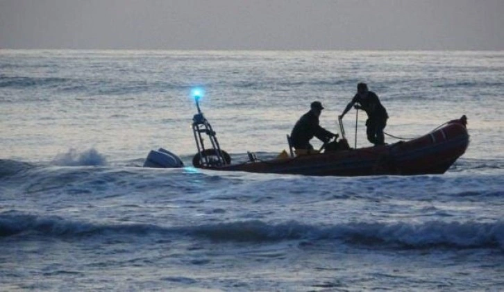 Zonguldak'ta dalgalarla boğuşan gençlerden biri kurtarıldı, biri kayıp