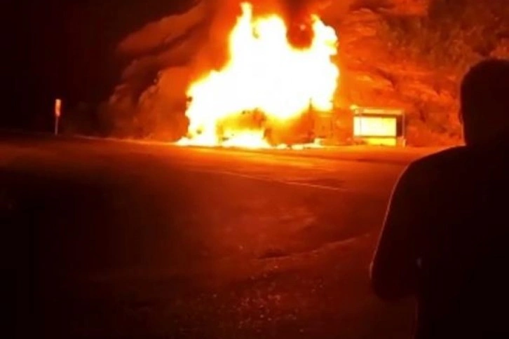 Zonguldak'ta faciadan dönüldü, işçi servisi alev alev yandı