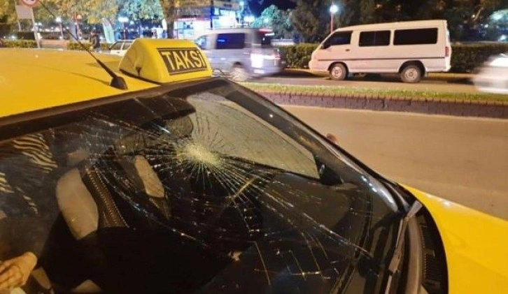 Zonguldak'ta yolun karşısına geçmek isteyen genç kıza taksi çarptı