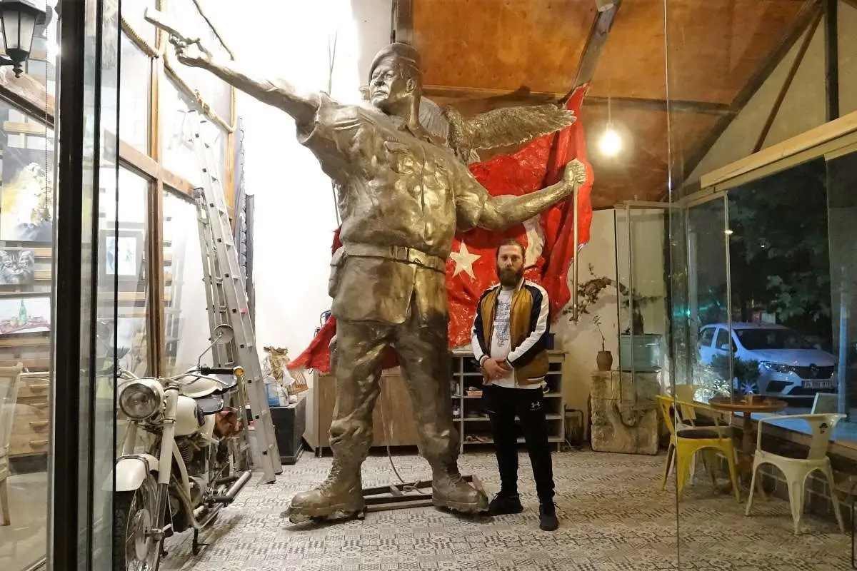 15 Temmuz kahramanı Ömer Halisdemir'in heykeli dikkat çekiyor
