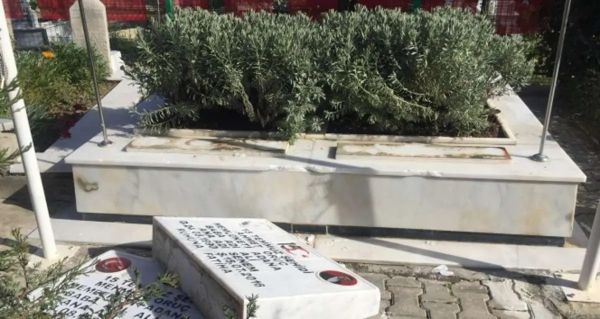 15 Temmuz şehidi ikiz polislerin mezarlarına alçak saldırı