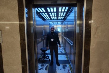 16 yıldır her gün 9 saati 2 metrekarelik asansörde geçiyor