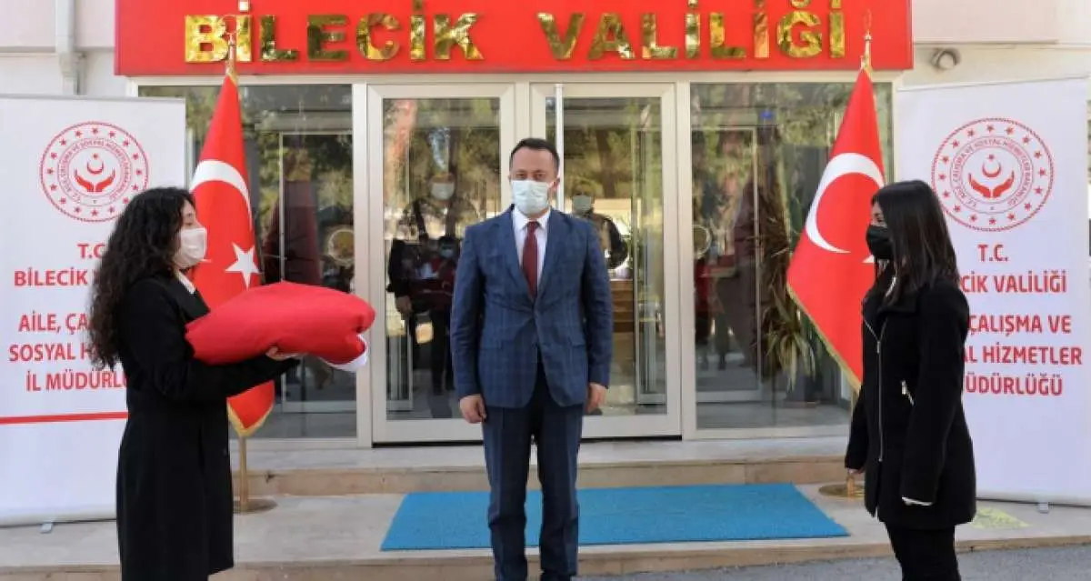 18 Mart'ta Çanakkale'de göndere çekilecek Türk bayrağı Bilecik'e ulaştı