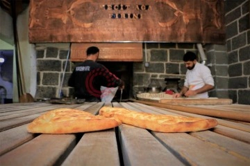 1865’ten bu yana üretilen ‘Diyarbakır ekmeği’ yerli ve yabancı vatandaşların damağına hitap ediyor