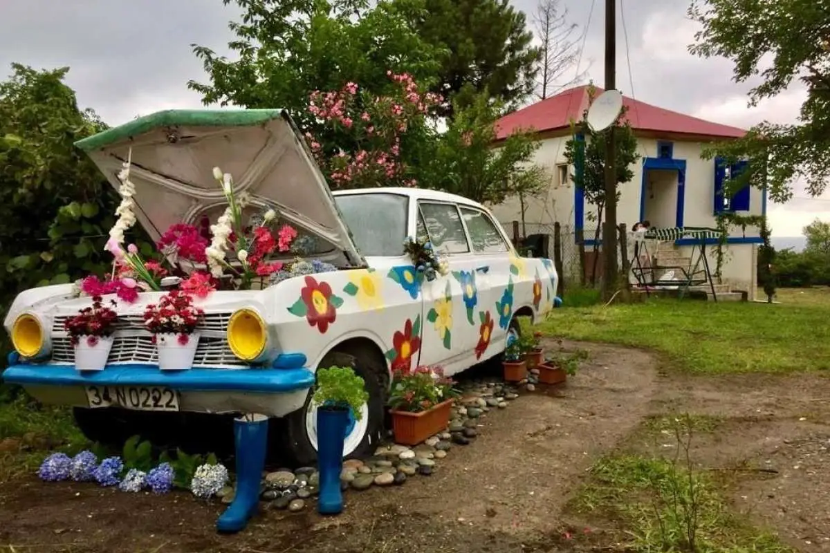 1964 model otomobil çiçekleri ve renkli boyasıyla ilgi odağı oldu