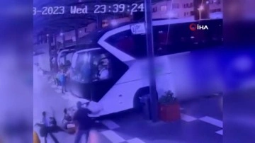 2 çocuğu altına alan otobüs peronlara çıktı
