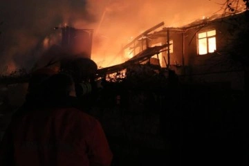 2 katlı ahşap ev alev alev yandı!