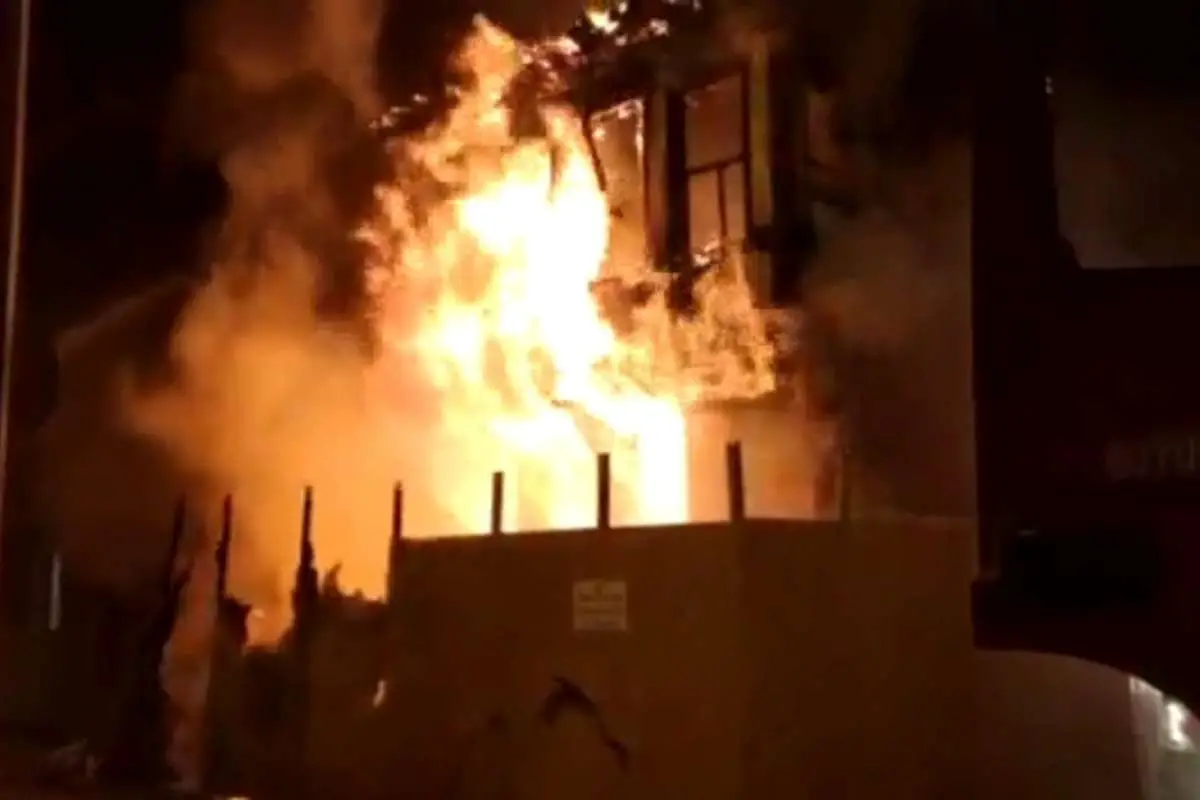 2 katlı metruk bina alev alev yandı