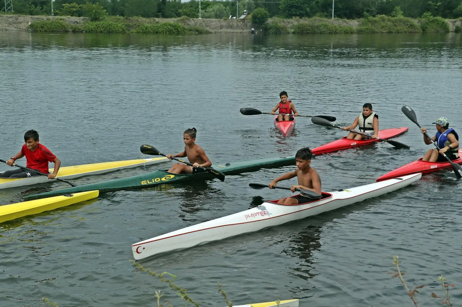 20 kişilik kano takımı, Yeşilırmak Nehrinde dakikalarca kürek...