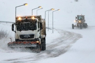 2190 rakımlı Kızıldağ geçidinde kar ve tipiden ulaşım ağır tonajlı araçların geçişine kapatıldı