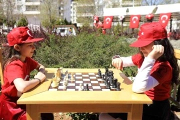 23 Nisan satranç şenliğinde hamlelerini yaptılar