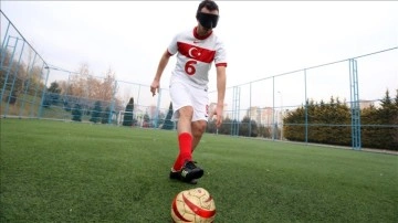 23 yıl önce görme yetisini kaybeden Abdullah, futbol tutkusuyla milli forma için ter döküyor