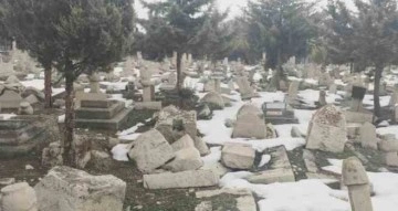 250 yıllık tarihi mezarlığı da deprem vurdu