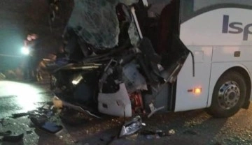 3 tır, bir yolcu otobüsünün karıştığı kaza: Bir kişi hayatını kaybetti, 35 yaralı var