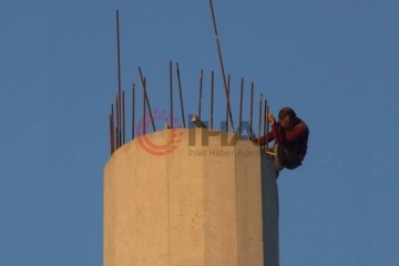 30 metrelik minaresinin tepesinde izleyenlere ecel teri döktürdü