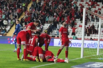4 goll&uuml; Antalya derbisi! Antalyaspor geriden gelip kazandı
