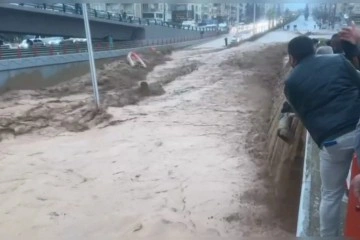 4 kişinin hayatını kaybettiği k&ouml;pr&uuml;l&uuml; kavşakta sel anı kameraya yansıdı