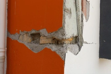 4 yıllık binanın kolon ve kiriş aralarında tahta par&ccedil;aları &ccedil;ıktı