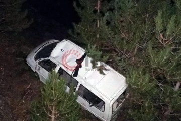 40 metreden uçuruma yuvarlanan minibüs ağaca çarparak asılı kaldı: 3 yaralı