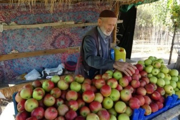 40 yıldır ürettiği sebze ve meyveleri yol kenarına kurduğu tezgahta satıyor