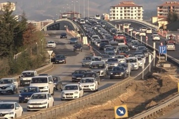 43 ilin geçiş güzergahında trafik kilit: Tatilciler dönüş yoluna geçti