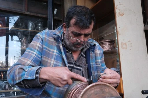 43 yıllık bakır ustası mesleğin tükenişini anlattı: “En genci 50 yaşında, sonu görünüyor”