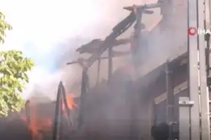 5 katlı binanın çatısı alev alev yandı, ev sahibi gözyaşlarıyla izledi