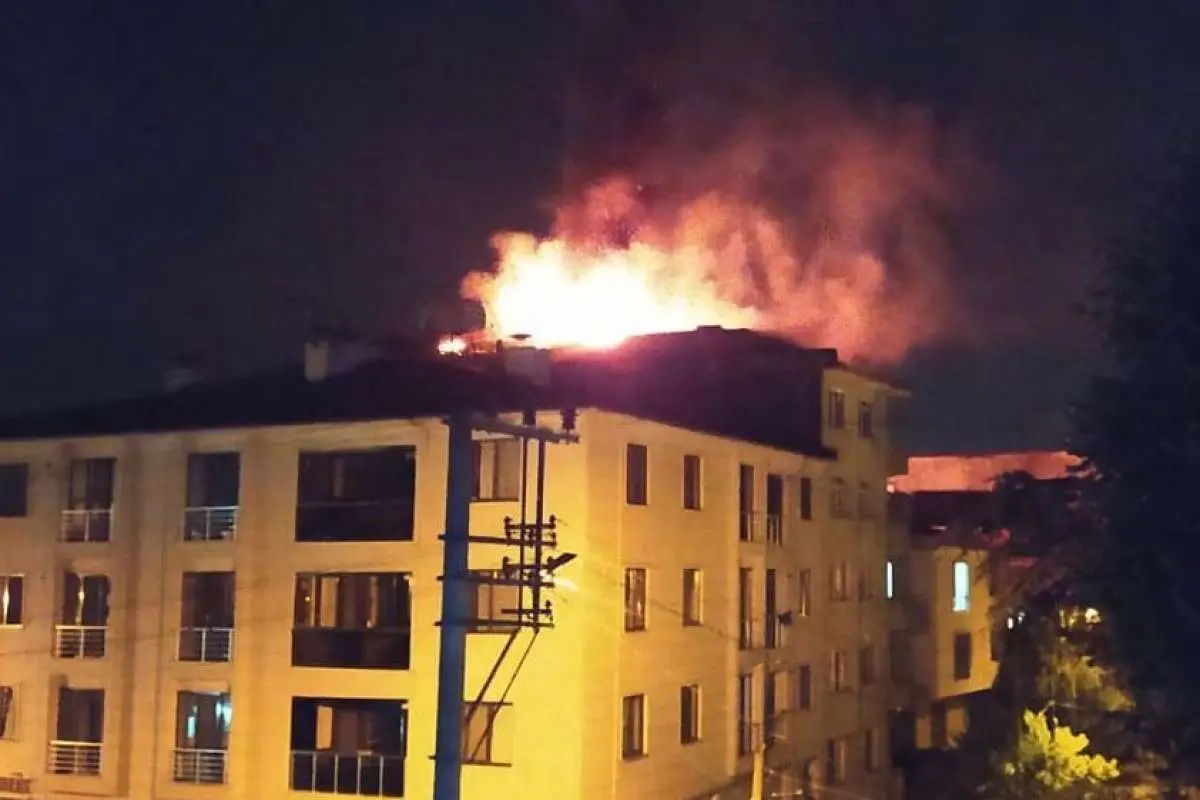 5 katlı binanın çatısı alev alev yandı!