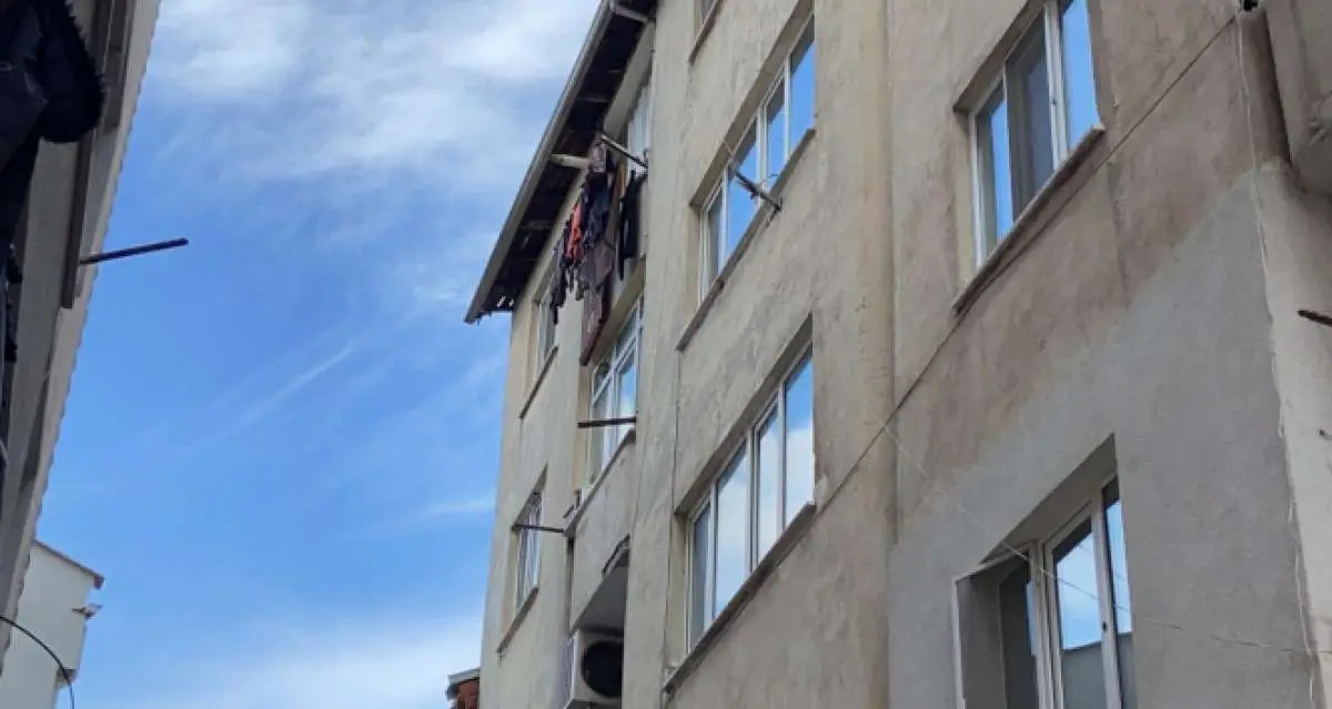 5 yaşındaki çocuk 5'inci kattan aşağı düşerek ağır yaralandı