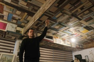 500 enkazdan topladığı 5 bin parça ahşabı ofisinin tavanında sanat eserine dönüştürdü