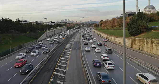 56 saat sürecek kısıtlama öncesi 15 Temmuz Şehitler Köprüsünde trafik yoğunluğu