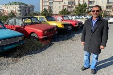 56 yaşındaki öğretmen, izlediği haberden etkilenerek Anadol marka otomobil koleksiyonu yaptı