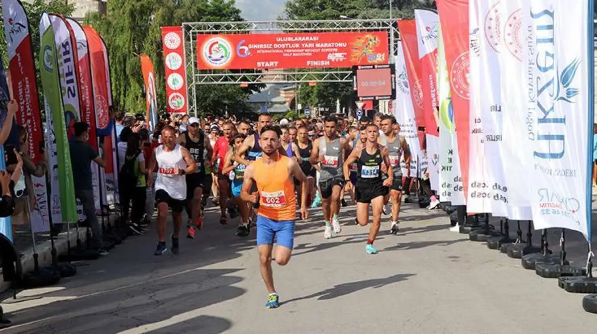 6. Sınırsız Dostluk Yarı Maratonu 1045 sporcunun katılımıyla...