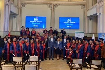 60 yaşından sonra &uuml;niversiteyi bitiren 59 mezun kep attı