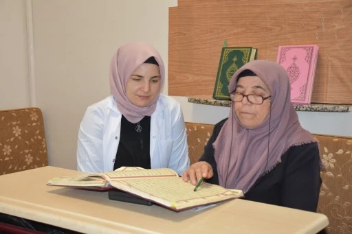 70 yaşında Kur'an-ı Kerim okumayı öğrendi