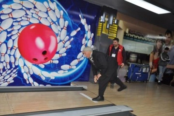 75 yaşındaki depremzede hayatında ilk kez bowling oynadı