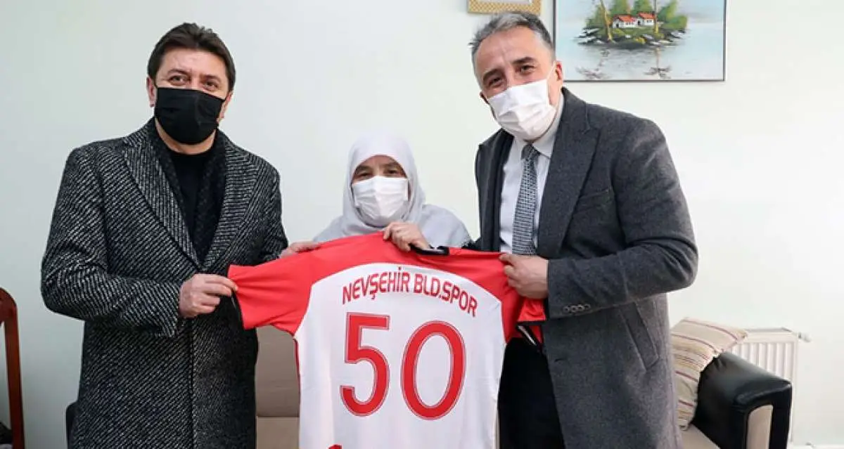 78 yaşındaki fanatik Hatice nineye Nevşehir Belediyespor forması hediye edildi