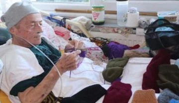 80 yaşındaki Meliye nine Mehmetçik'e çorap örüyor