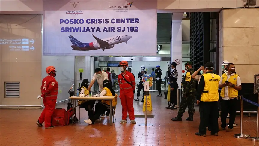 AA Endonezya'da düşen uçaktaki yolcuların yakınlarıyla görüştü