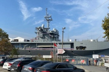 ABD Donanması’na ait savaş gemisinin Sarayburnu'nda bekleyişi sürüyor