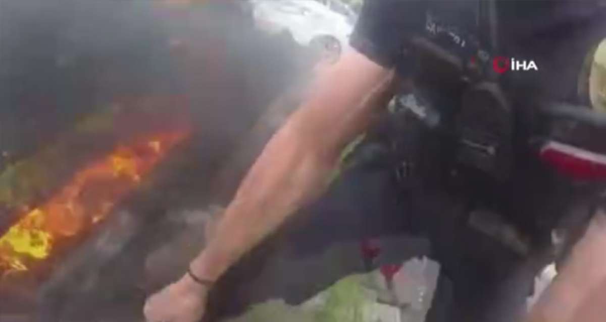 ABD'de polisler, yanan aracın camını kırarak sürücüyü son anda kurtardı