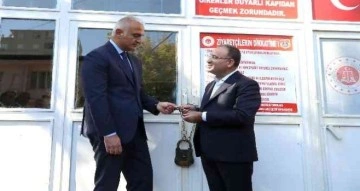 Adalet Bakanı Bozdağ, Diyarbakır Cezaevi’ne kilit vurdu