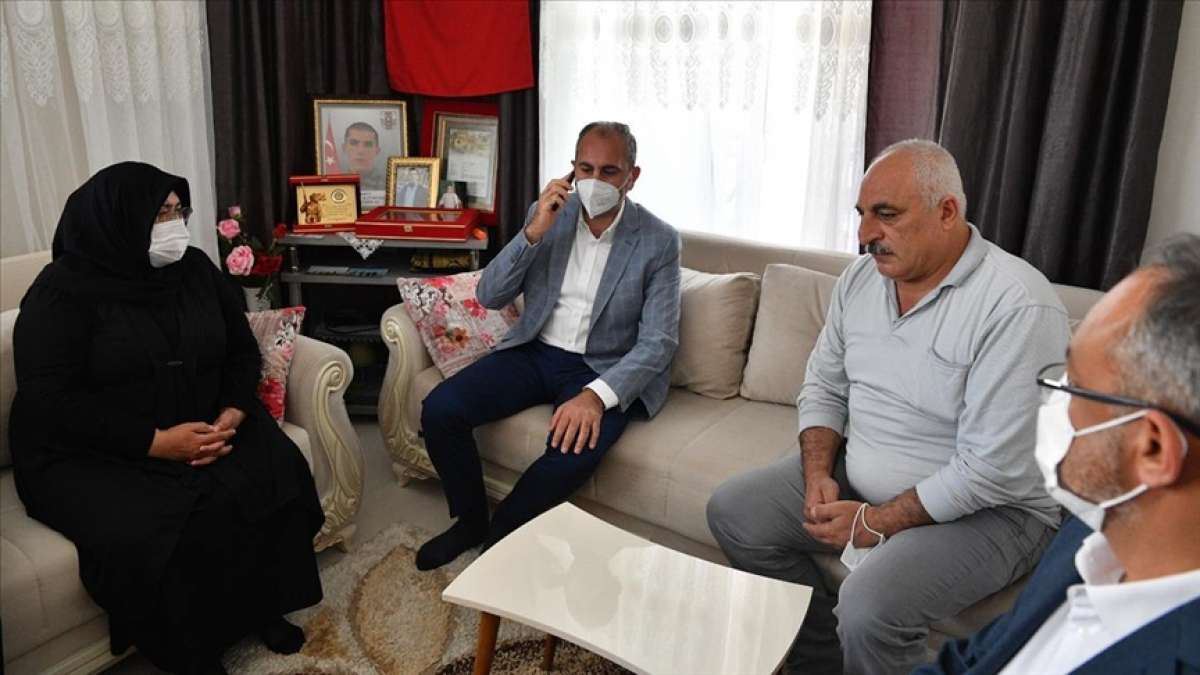 Adalet Bakanı Gül, Gaziantep'teki şehit ailesini Cumhurbaşkanı Erdoğan ile telefonla görüştürdü