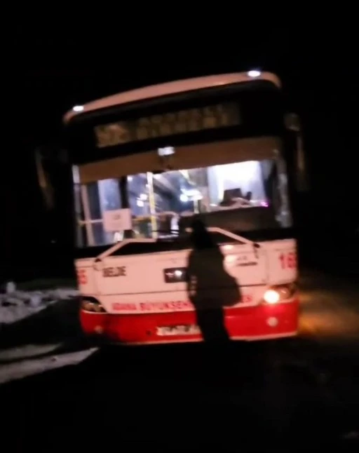 Adana Belediyesi'ne ait otobüsün sefer yaparken sürekli arızalanmasına yöre sakinlerinden tepki