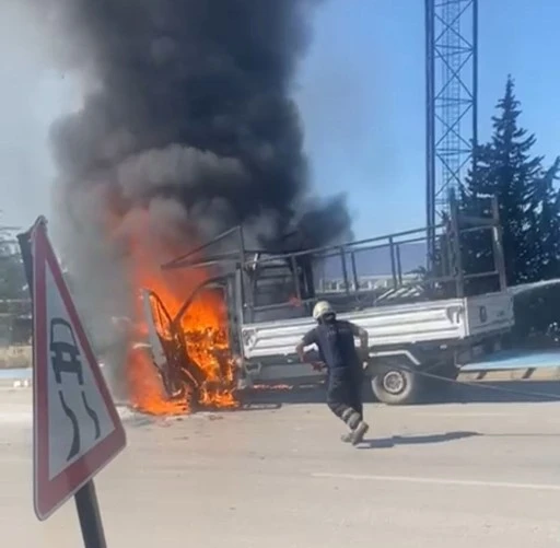 Adana'da kamyonet alev alev yandı