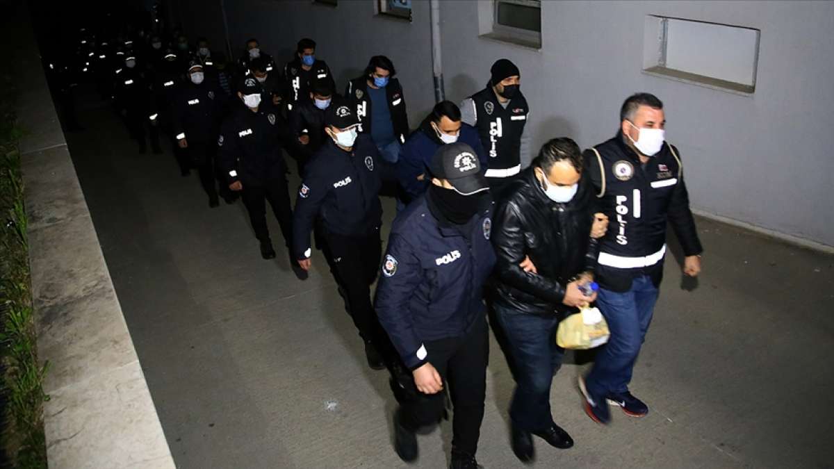 Adana merkezli dolandırıcılık ve rüşvet operasyonunda yakalanan 46 zanlıdan 18'i tutuklandı