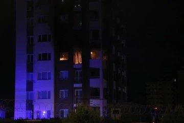 Adana’da 14 katlı apartmanda yangın! 1 daire tamamen küle döndü