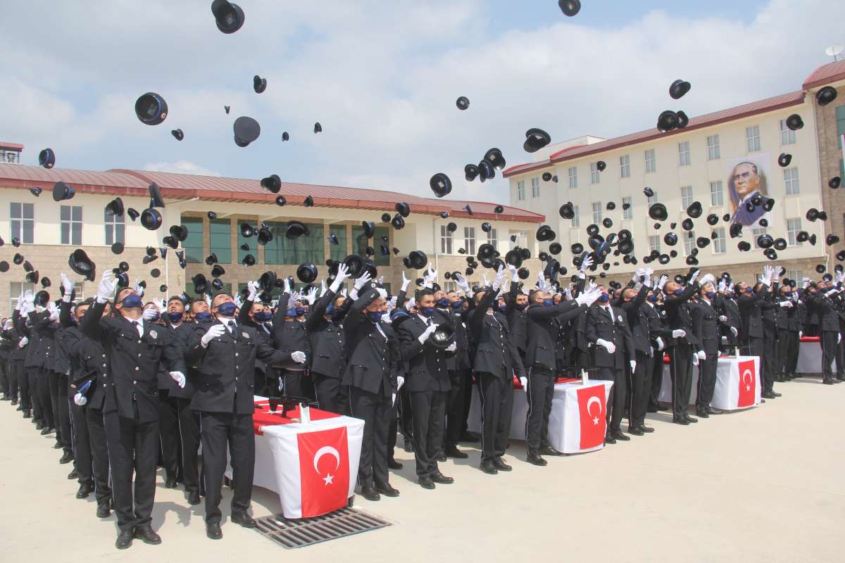 Adana'da 413 polis adayı mezun oldu