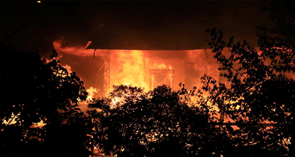 Adana'da ahşap müstakil evde çıkan yangın korkuttu